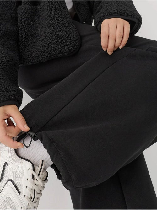 Pantalones deportivos básicos con realce y corte barril hiccup - Kiabi Pantalones deportivos básicos con realce y corte barril hiccup - Kiabi