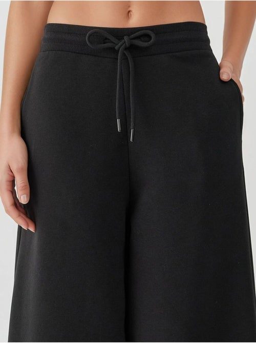 Pantalones deportivos básicos con realce y corte barril hiccup - Kiabi Pantalones deportivos básicos con realce y corte barril hiccup - Kiabi
