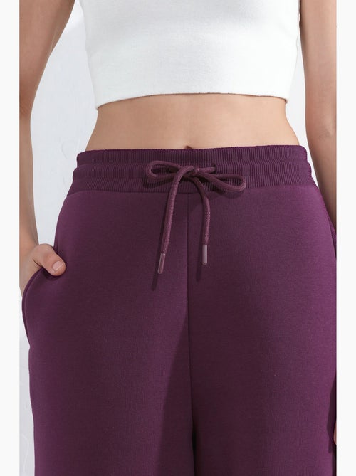 Pantalones deportivos básicos con realce y corte barril hiccup - Kiabi Pantalones deportivos básicos con realce y corte barril hiccup - Kiabi