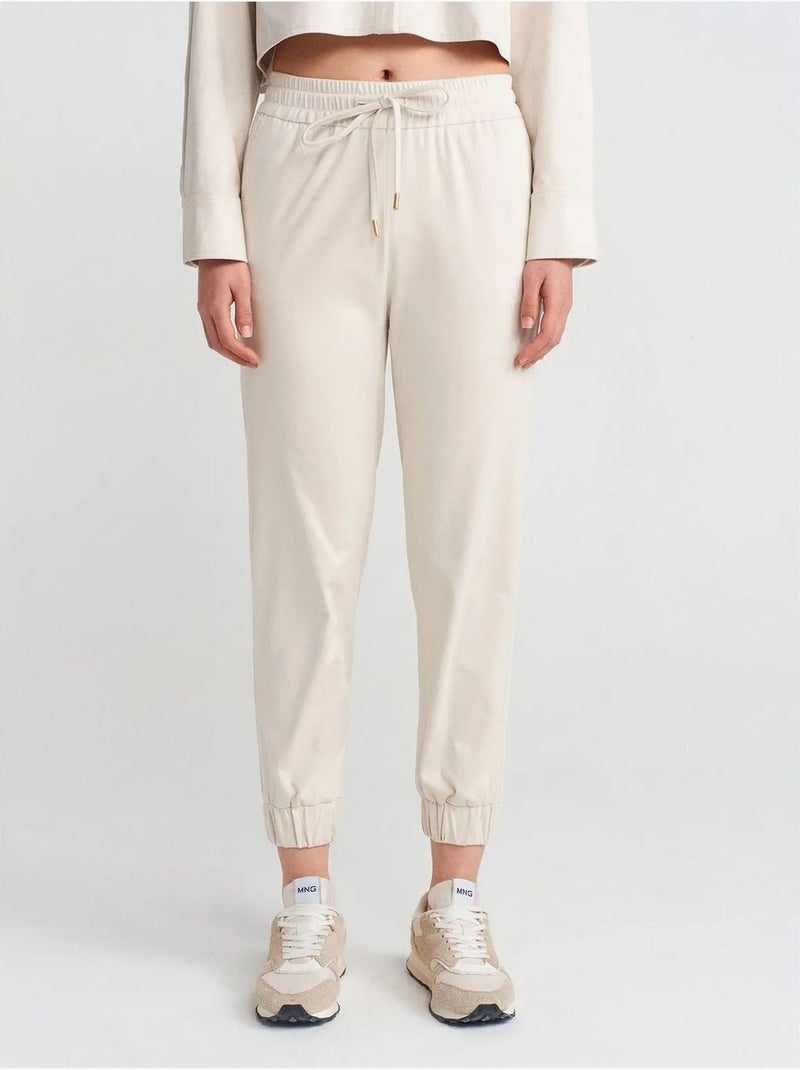 Pantalones jogger de ante sintético Crema - Kiabi