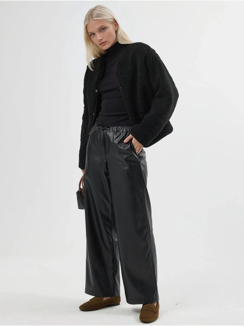Pantalones largos de piel sintética de cintura alta con cordón busem - Kiabi Pantalones largos de piel sintética de cintura alta con cordón busem - Kiabi