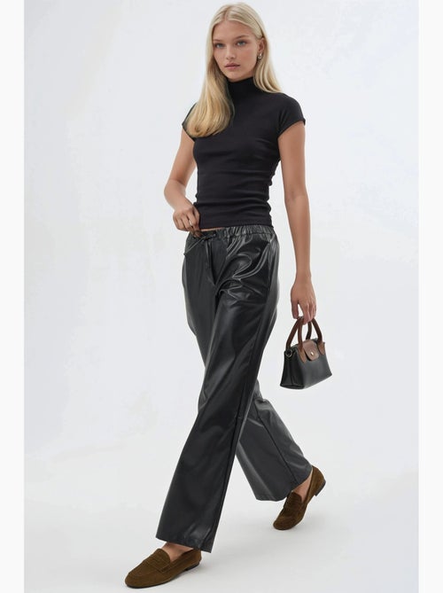 Pantalones largos de piel sintética de cintura alta con cordón busem - Kiabi Pantalones largos de piel sintética de cintura alta con cordón busem - Kiabi