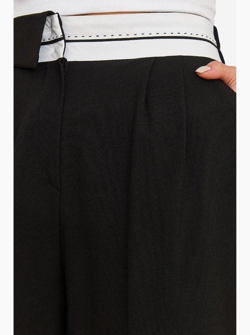 Pantalones palazzo abotonados con cintura asimétrica y pierna ancha lucci - Kiabi Pantalones palazzo abotonados con cintura asimétrica y pierna ancha lucci - Kiabi