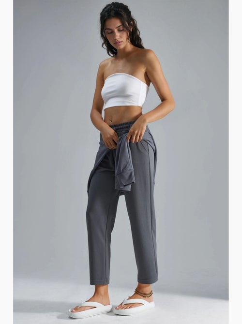 Pantalones rectos de corte regular y sin cierres hiccup - Kiabi Pantalones rectos de corte regular y sin cierres hiccup - Kiabi