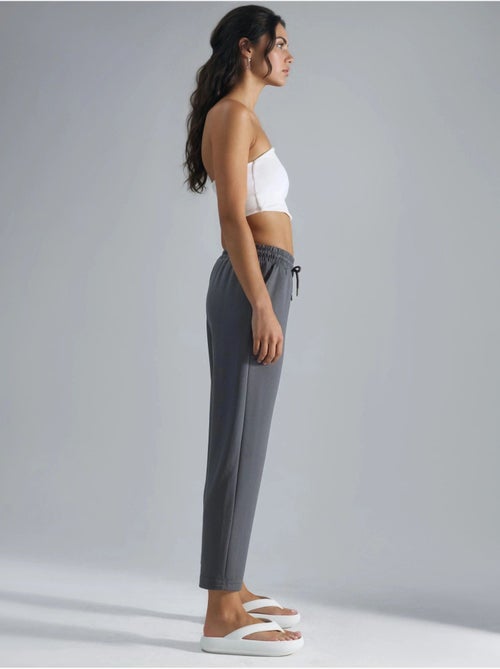 Pantalones rectos de corte regular y sin cierres hiccup - Kiabi Pantalones rectos de corte regular y sin cierres hiccup - Kiabi