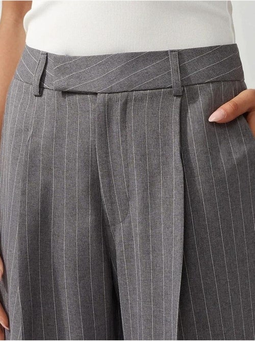 Pantalones rectos de rayas plisadas hiccup - Kiabi Pantalones rectos de rayas plisadas hiccup - Kiabi