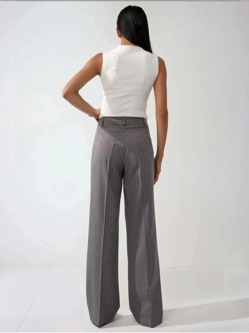 Pantalones rectos de rayas plisadas hiccup - Kiabi Pantalones rectos de rayas plisadas hiccup - Kiabi