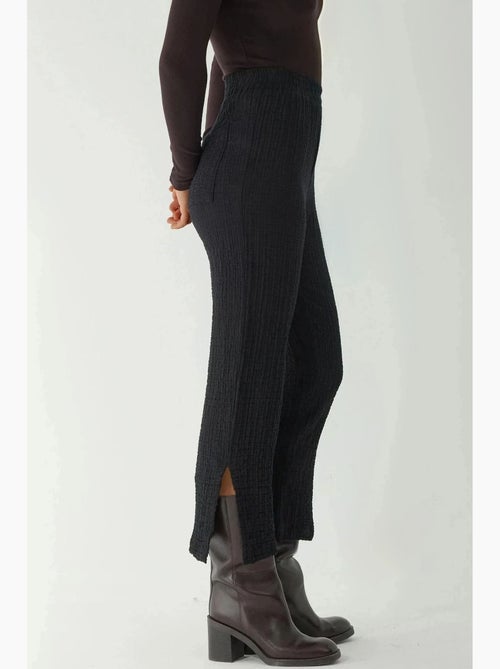 Pantalones rectos texturizados de cintura alta de primera calidad hiccup - Kiabi Pantalones rectos texturizados de cintura alta de primera calidad hiccup - Kiabi