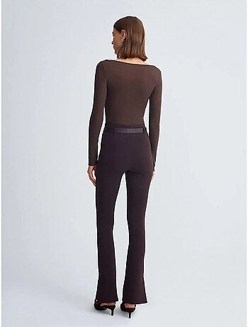 Pantalones skinny acampanados con cinturón