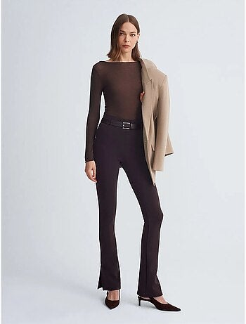 Pantalones skinny acampanados con cinturón