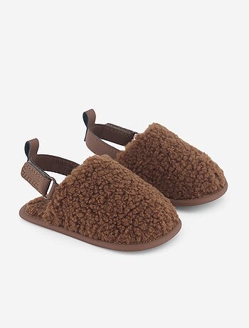 Pantuflas tipo mule con tiras de sujeción