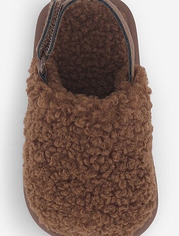 Pantuflas tipo mule con tiras de sujeción