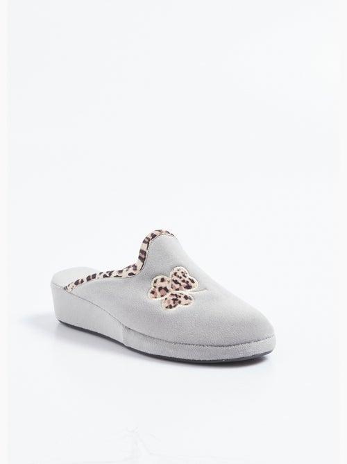 Pantuflas tipo mule de ancho cómodo en tejido aterciopelado - Afibel - Kiabi Pantuflas tipo mule de ancho cómodo en tejido aterciopelado - Afibel - Kiabi