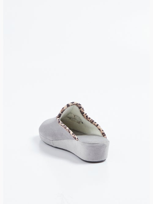 Pantuflas tipo mule de ancho cómodo en tejido aterciopelado - Afibel - Kiabi Pantuflas tipo mule de ancho cómodo en tejido aterciopelado - Afibel - Kiabi