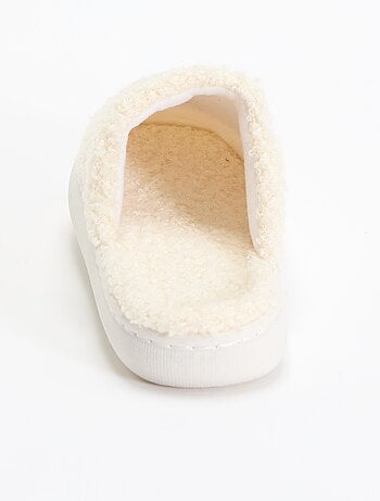 Pantuflas tipo mule de punto rizado