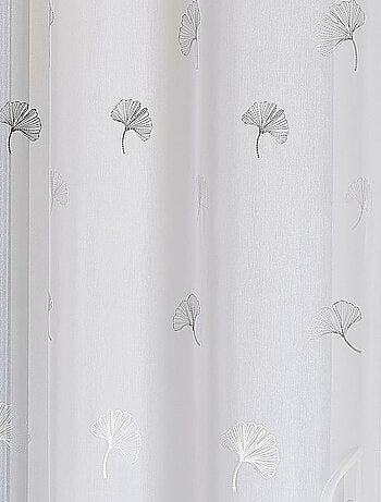 Pañuelo bordado con hojas de gingko