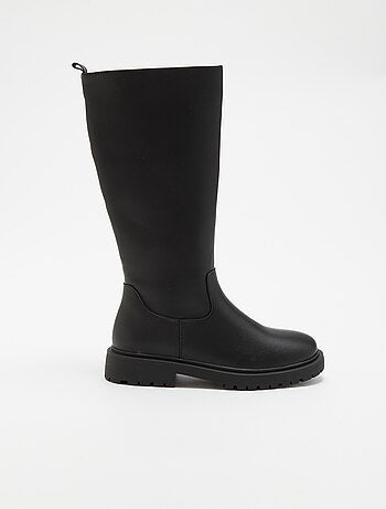Par de botas altas de imitación