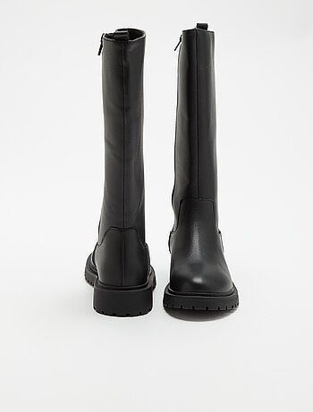 Par de botas altas de imitación