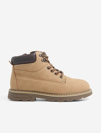 Par de botas tipo trekking con cordones