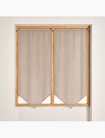 Par de cortinas bajas y puntiagudas