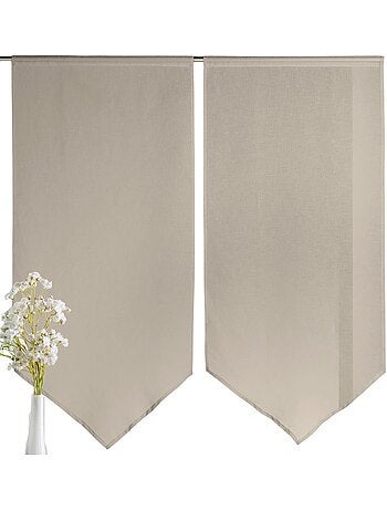 Par de cortinas bajas y puntiagudas