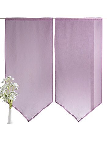 Par de cortinas bajas y puntiagudas