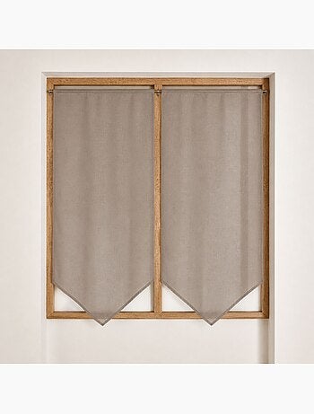 Par de cortinas bajas y puntiagudas
