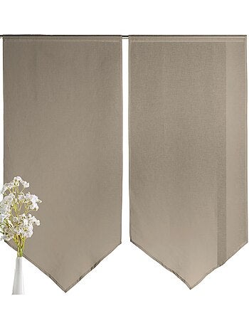Par de cortinas bajas y puntiagudas