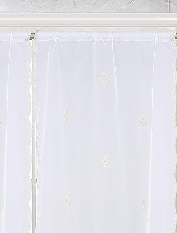 Par de cortinas blancas con motivo de copos de nieve