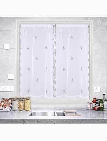 Par de cortinas blancas con motivo de copos de nieve