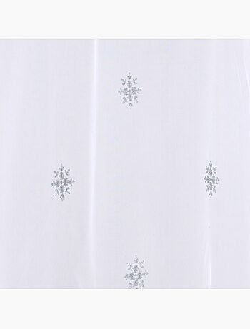 Par de cortinas blancas con motivo de copos de nieve