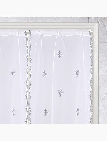 Par de cortinas blancas con motivo de copos de nieve