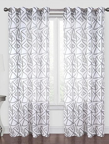 Par de cortinas con motivos triangulares
