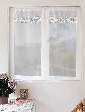 Par de cortinas con parte superior con volante bordado
