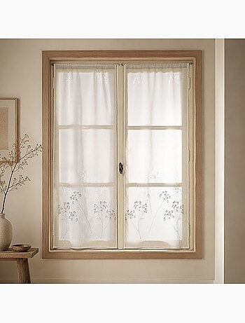 Par de cortinas ligeras bordadas con motivos vegetales