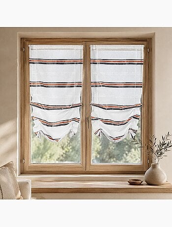 Par de cortinas ligeras con rajas horizontales para subir