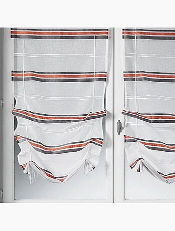 Par de cortinas ligeras con rajas horizontales para subir