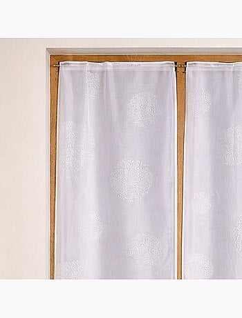 Par de cortinas pequeñas con motivo plateado