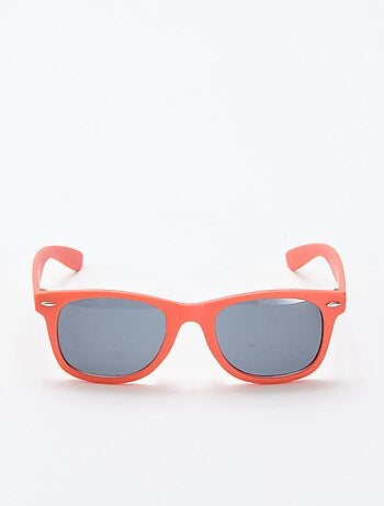 Par de gafas de sol clásicas lisas