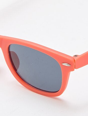 Par de gafas de sol clásicas lisas