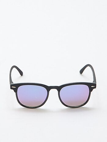 Par de gafas de sol clásicas lisas