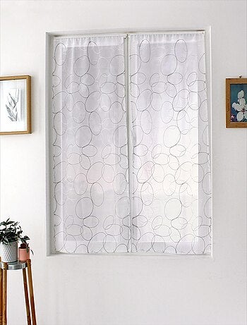 Par de pequeñas cortinas bordadas con esferas