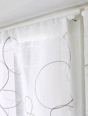 Par de pequeñas cortinas bordadas con esferas