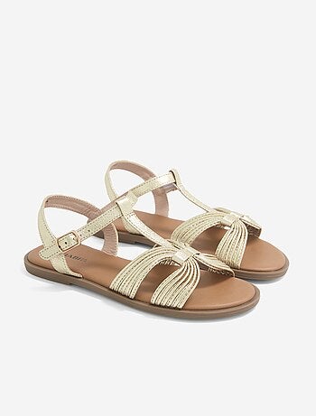 Par de sandalias con hebillas