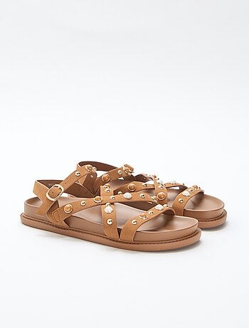 Par de sandalias con plataforma y tiras con tachuelas