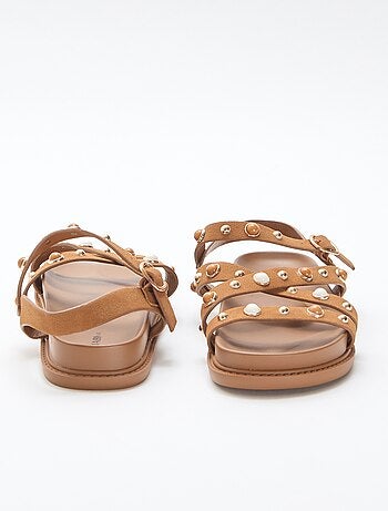 Par de sandalias con plataforma y tiras con tachuelas