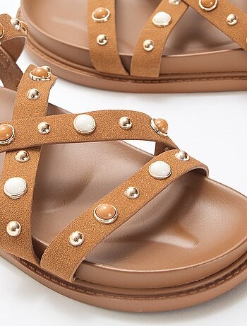 Par de sandalias con plataforma y tiras con tachuelas