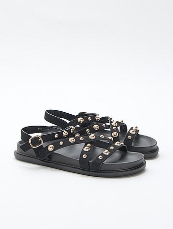 Par de sandalias con plataforma y tiras con tachuelas