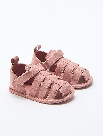 Par de sandalias con velcro