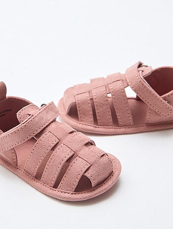 Par de sandalias con velcro